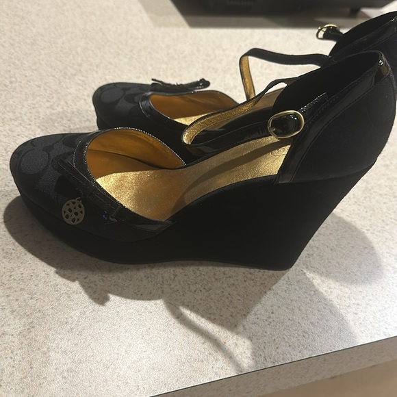 Coach - Picture 2 of 6